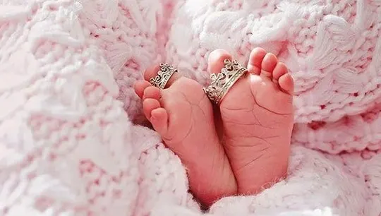 Дарим хороший подарок на выписку из роддома