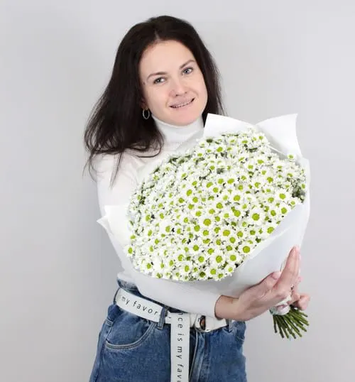 Букет из белых кустовых хризантем