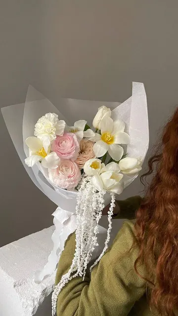 Букет из тюльпанов и ранункулюсов