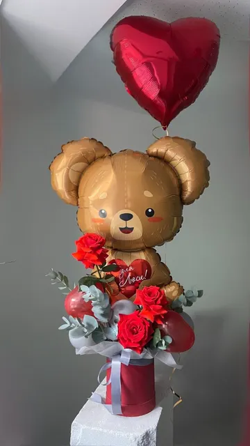 Медвежонок с розами