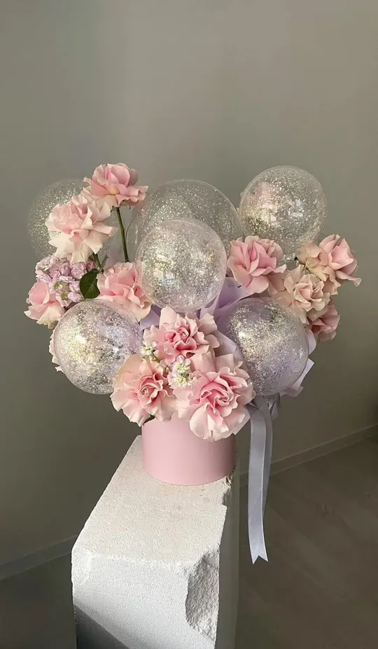 Композиция из шаров и Французских роз