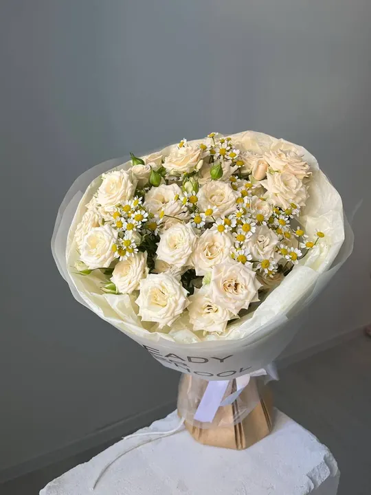 Букет к дню знаний с розами и матрикарией фото 2