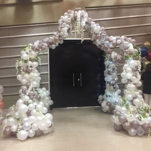 Каскадная арка из шаров на свадьбу