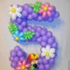 Цифра 5 с цветами из воздушных шаров