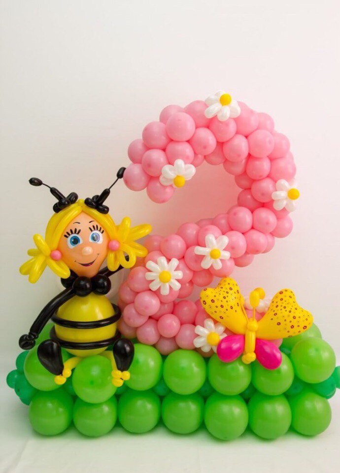 Цифра 2 с пчелкой из шаров
