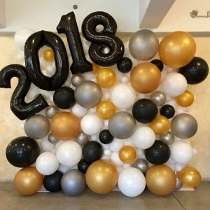 Фотостена из шаров с цифрами