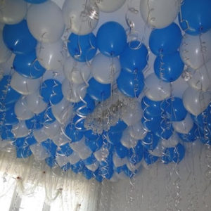 30 бело-голубых шаров