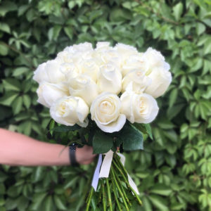 Букет белых роз 25 шт Эквадор 50 см