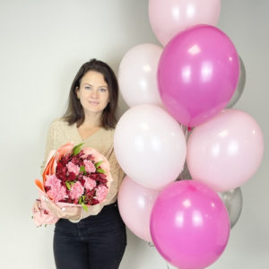 Букет цветов с диантусами и розовый фонтан