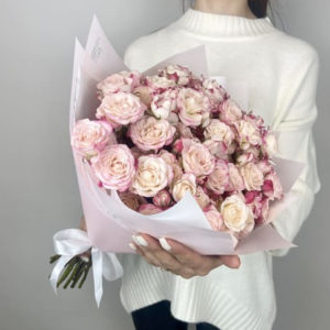 19 кустовых розовых роз