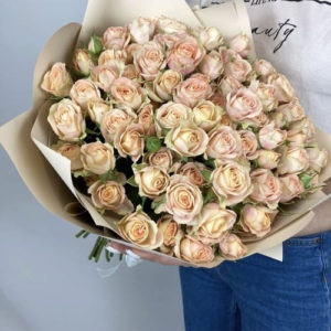 19 кустовых роз "Персик"