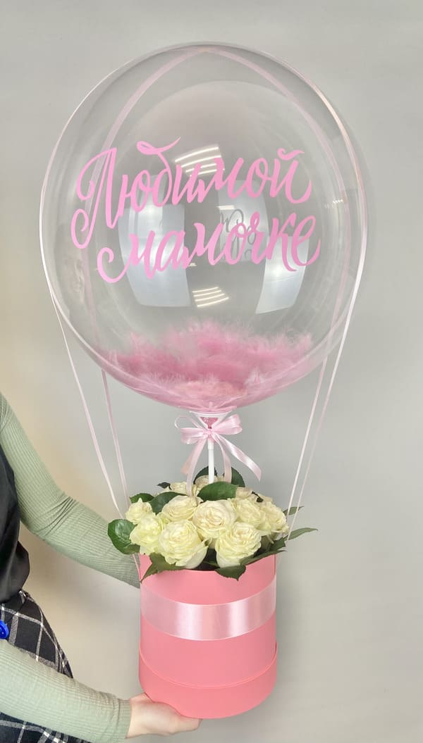 Розовая коробка с Bubbles и розами