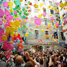 Облако воздушных шаров на праздник