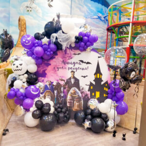 Фотозона из шаров "Семейка Аддамс"