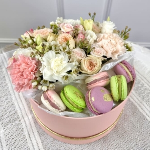 Коробка с цветами и макарунами L фото 3