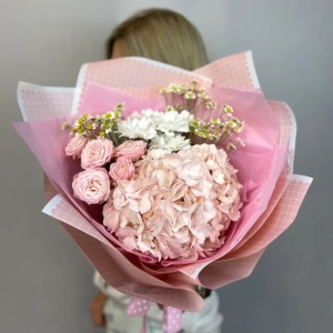 Сборный букет с гортензией и матрикарией фото 1