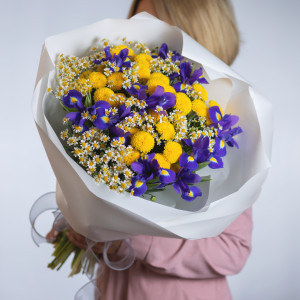 Букет с ирисами и хризантемой 1 фото