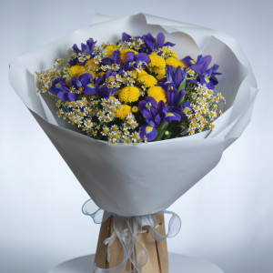 Букет с ирисами и хризантемой 2 фото