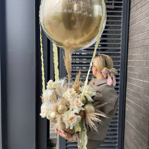 Композиция из шаров и цветов _Золотая_ фото 2