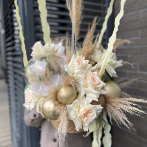 Композиция из шаров и цветов _Золотая_ фото 3