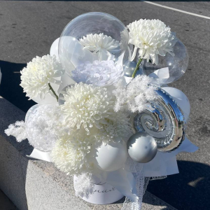 Композиция из шаров и цветов Белоснежная фото3