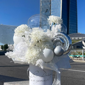 Композиция из шаров и цветов Белоснежная фото2