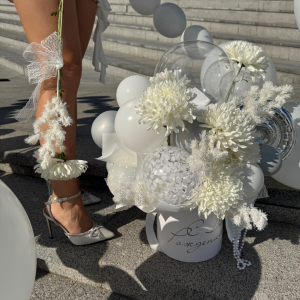 Композиция из шаров и цветов Белоснежная фото4