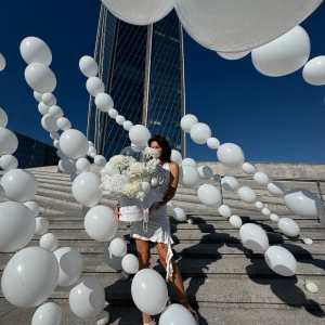 Композиция из шаров и цветов Белоснежная фото5