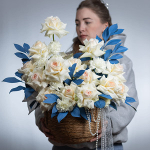 Корзина с пионовидной розой и рускусом