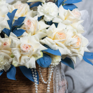 Корзина с пионовидной розой и рускусом фото 2