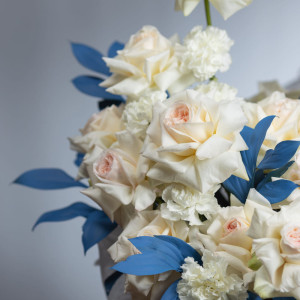 Корзина с пионовидной розой и рускусом фото 5