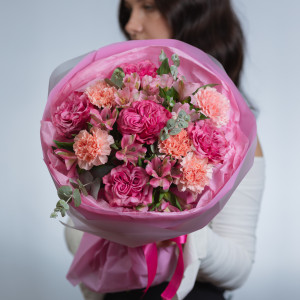 Круглый букет с пионовидной розой