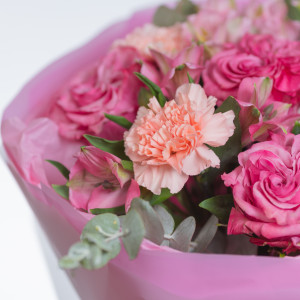 Круглый букет с пионовидной розой фото 3