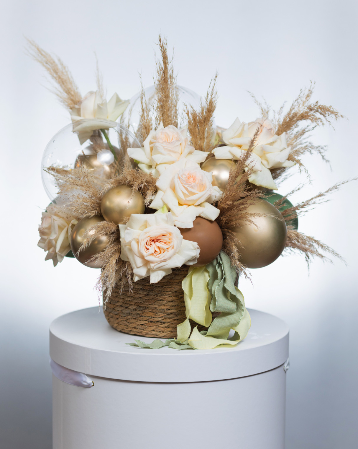 Плетеная корзина с пионовидной розой и пампасом 2 фото 5500 р Плетеная корзина с пионовидной розой и пампасом фото 2