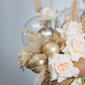 Плетеная корзина с пионовидной розой и пампасом фото 3