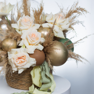 Плетеная корзина с пионовидной розой и пампасом фото 4