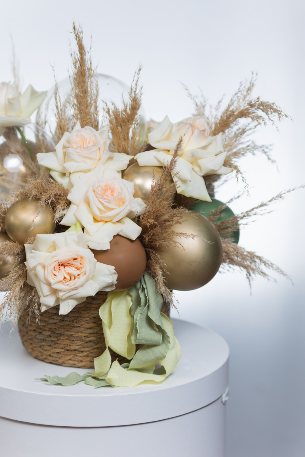 Плетеная корзина с пионовидной розой и пампасом 4 фото 5500 р Плетеная корзина с пионовидной розой и пампасом фото 4