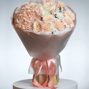 Пудровый букет с пионовидной розой и гортензией