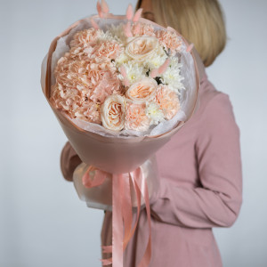 Пудровый букет с пионовидной розой и гортензией 4600р 2 фото