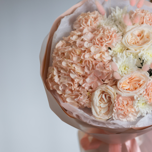 Пудровый букет с пионовидной розой и гортензией 4600р 3 фото