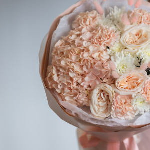 Пудровый букет с пионовидной розой и гортензией 4600р 3 фото