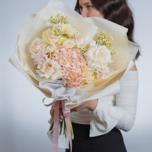 Сборный букет с гортензией и матрикарией 1 фото 4700 р