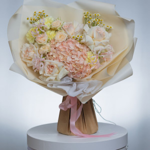 Сборный букет с гортензией и матрикарией фото 2