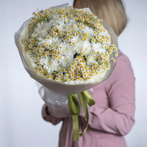 Сборный букет с хризантемой и матрикарией 1 фото