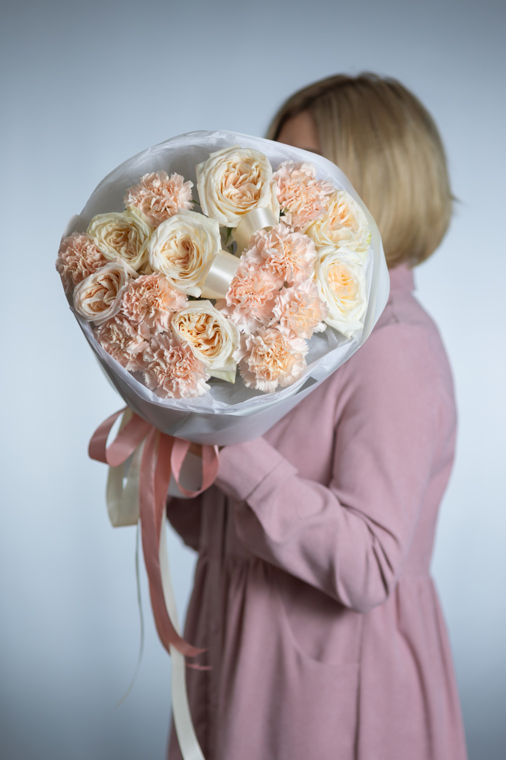 Сборный букет с пионовидной розой и диантусами 5400 р 1 фото Сборный букет с пионовидной розой и диантусами 5400 р 1 фото