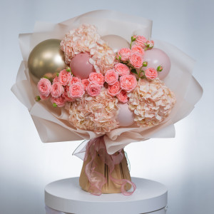 Сборный букет с шарами и кустовой розой Бамбастик