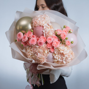 Сборный букет с шарами и кустовой розой Бамбастик фото2