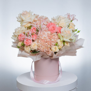 Шляпная коробка с гортензией и Нарине