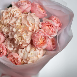 Сборный букет гортензия и пионовидная роза фото 3