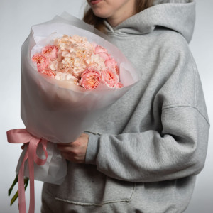 Сборный букет гортензия и пионовидная роза фото 2